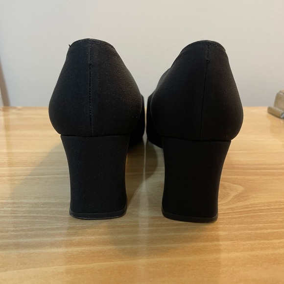 Stuart Weitzman women’s black fabric heels with leather soles size 6 1/2 B - Picture 4 of 10